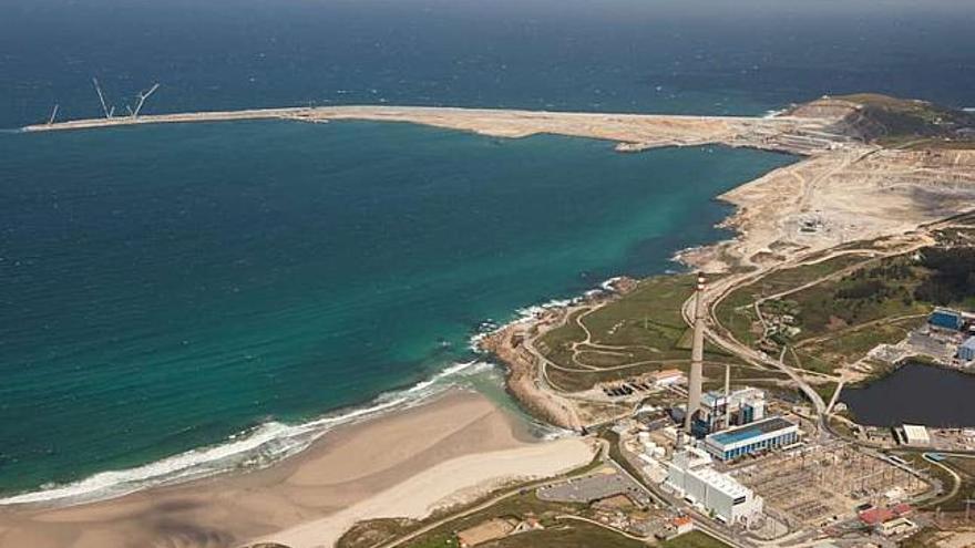 Vista aérea de las obras, al fondo, del puerto exterior de punta Langosteira. / la opinión