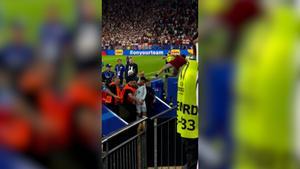 Un hombre salta de la grada para intentar tocar a Cristiano Ronaldo y acaba en el hospital