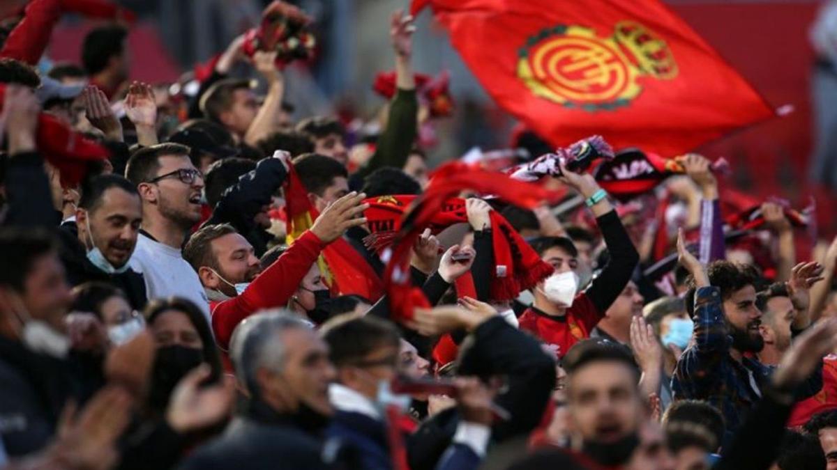 La Grada Lluís Sitjar animando durante  el partido ante el Cádiz. | LFP