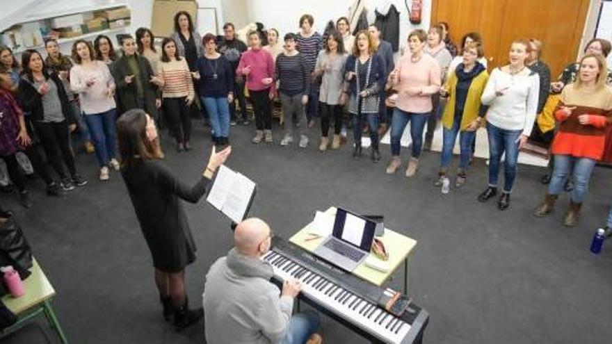 Las integrantes del coro durante un ensayo para la gala.