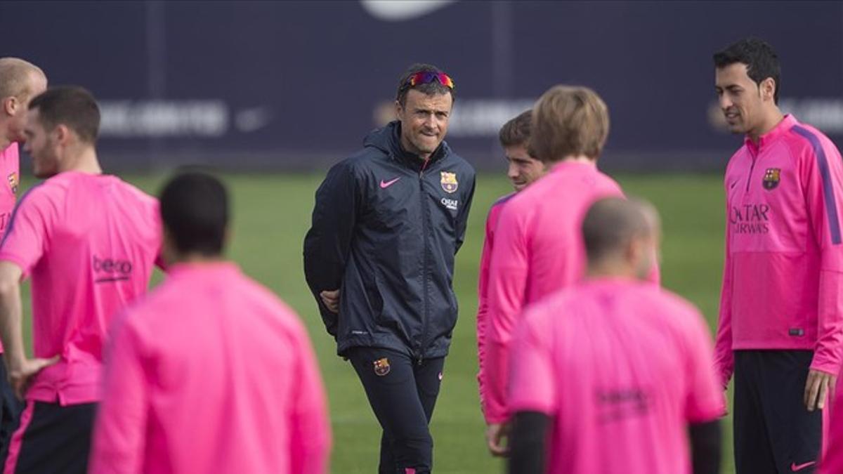 Luis Enrique dirige el último entrenamiento del Barça antes de enfrentarse al Sevilla.
