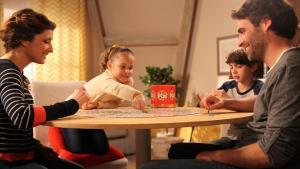Una familia juega al ’Lince’, de la empresa catalana Educa Borras.