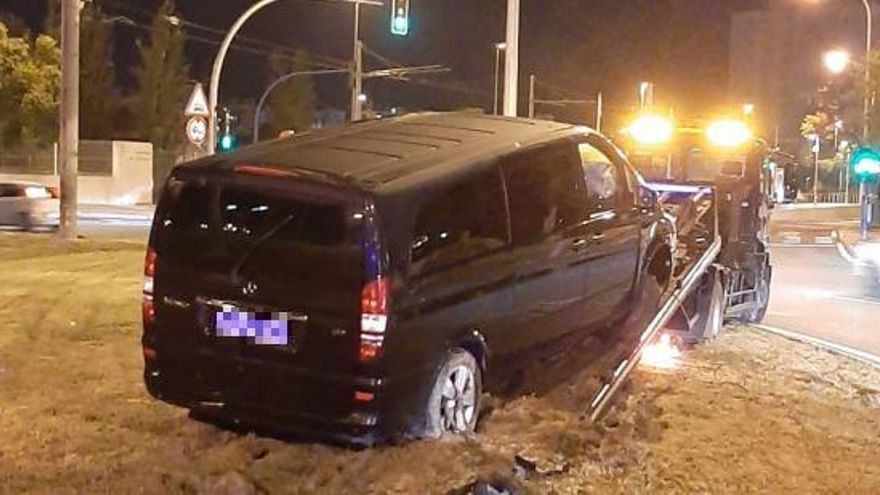 El coche estrellado en la rotonda.