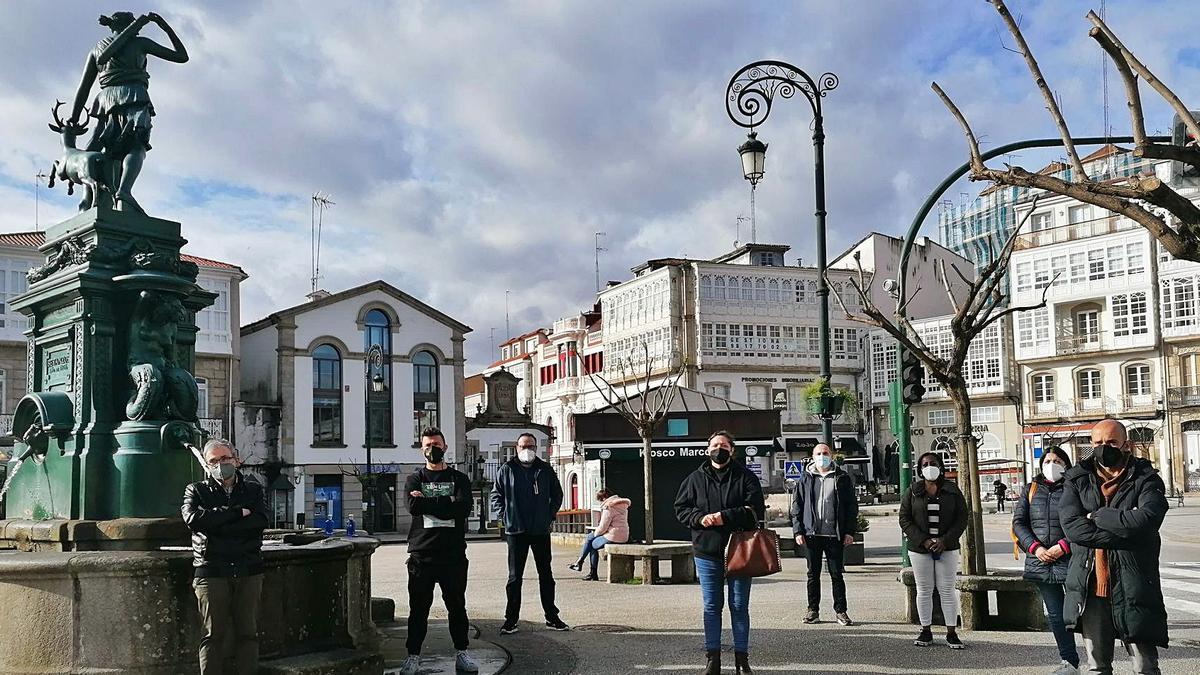 Nueve de los integrantes de la plataforma SOS Hostelería de Betanzos en la plaza Irmáns García Naveira.  | // LA OPINIÓN