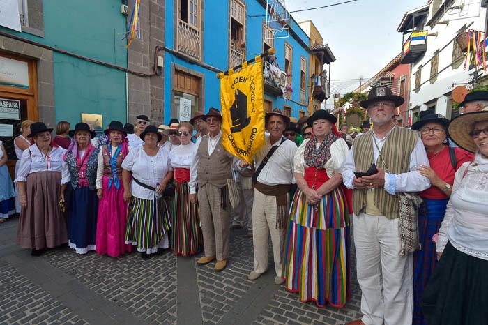 Carretas y grupos en la romería del Pino