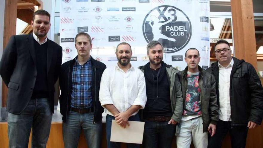 De izquierda a derecha, el alcalde, el edil de Deportes y directivos del X3 Padel Club-A Estrada. // Bernabé/Luismy