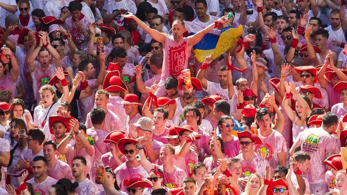 Ambiente festivo durante el chupinazo este mediodía en Pamplona.