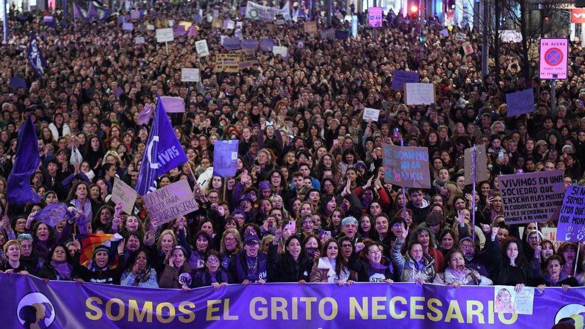 Miles de mujeres en Madrid durante una manifestación por el 8M.