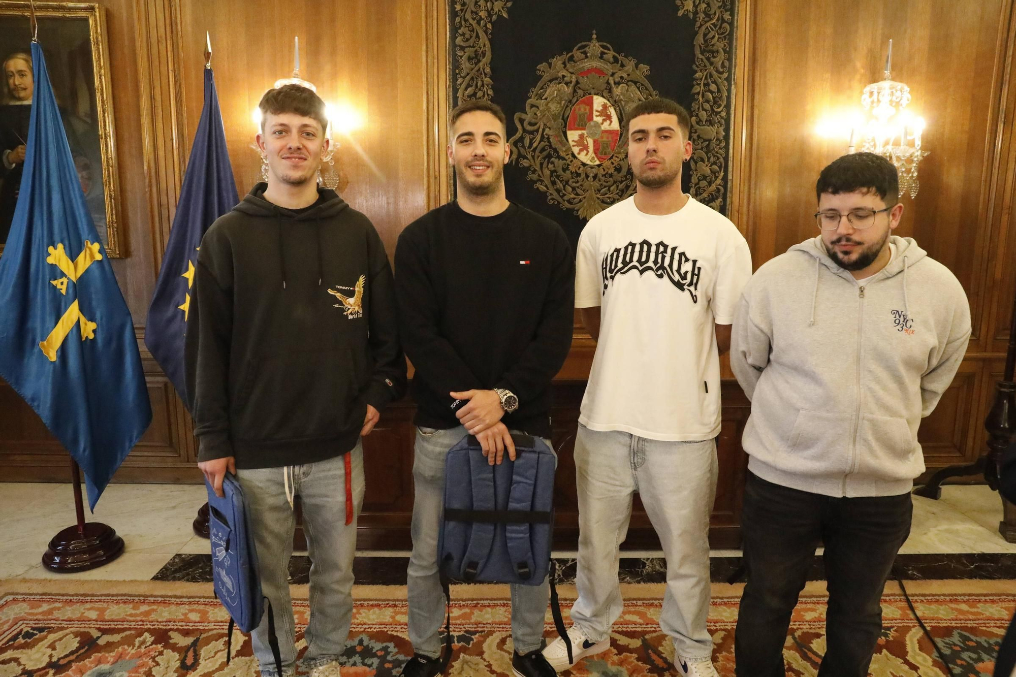 EN IMÁGENES: Así fue la recepción del Ayuntamiento de Avilés a los cuatro jóvenes héroes que alertaron a los vecinos de un edificio en llamas