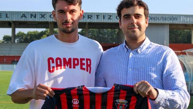 Santi Prado fue presentado ayer como jugador del Lalín. |