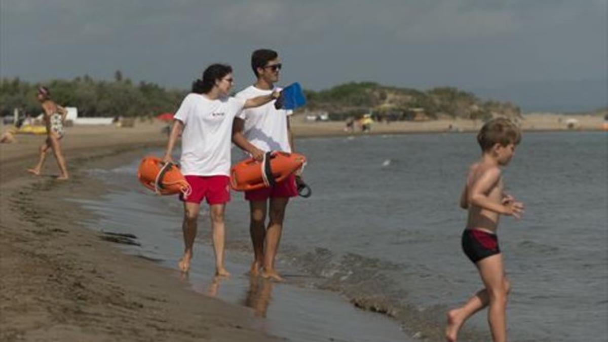 Vigilancia 8 Marta y Jordi, dos socorristas, hacen una ronda de vigilancia en la playa de Riumar, en Deltebre, ayer.