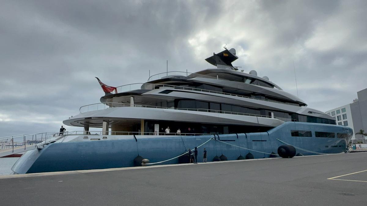 El 'Aviva' atracado en el Muelle Sanapú.