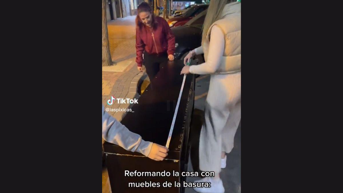 Reforman su casa con muebles de la basura en Murcia y se hacen virales