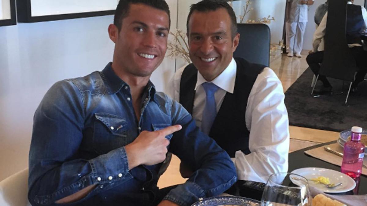 Cristiano Ronaldo, junto a Jorge Mendes