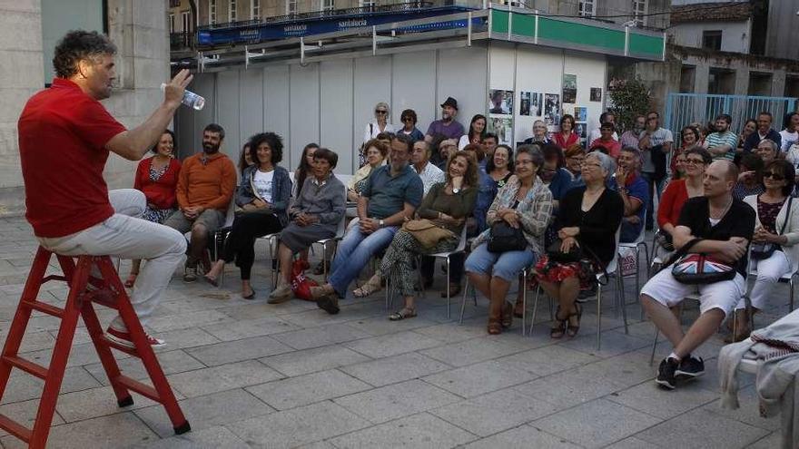 Cándido Pazó, ayer, durante el homenaje en la Feria del Libro de Vigo. // Ricardo Grobas