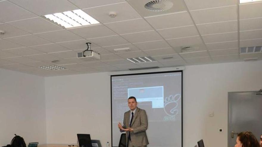 Alberto Sánchez, durante la charla que ofreció a los alumnos del máster.