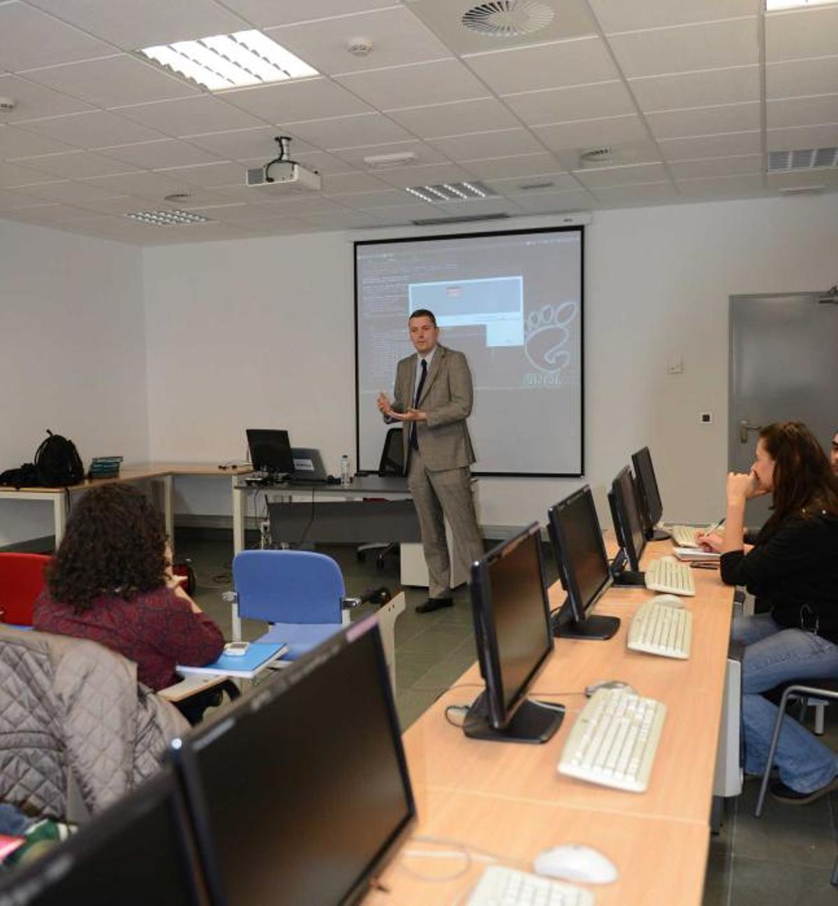 Alberto Sánchez, durante la charla que ofreció a los alumnos del máster.