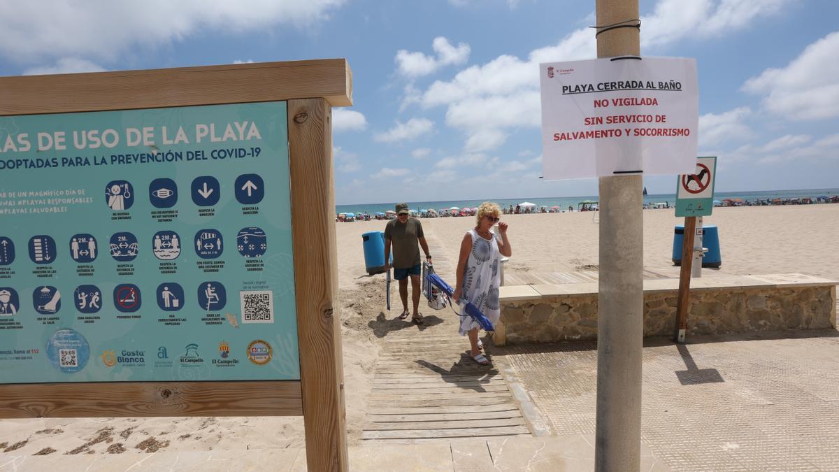 Cartel que alerta de la falta de vigilancia en las playas de El Campello