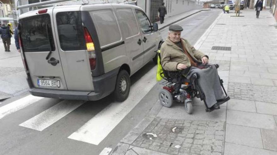 Un discapacitado cruza en la plaza de España por uno de los pasos conflictivos. / víctor echave