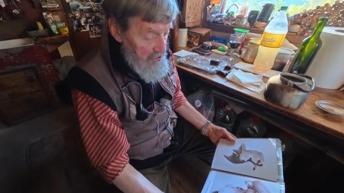 Su historia en esta cabaña aislada empezó por el amor al arte.