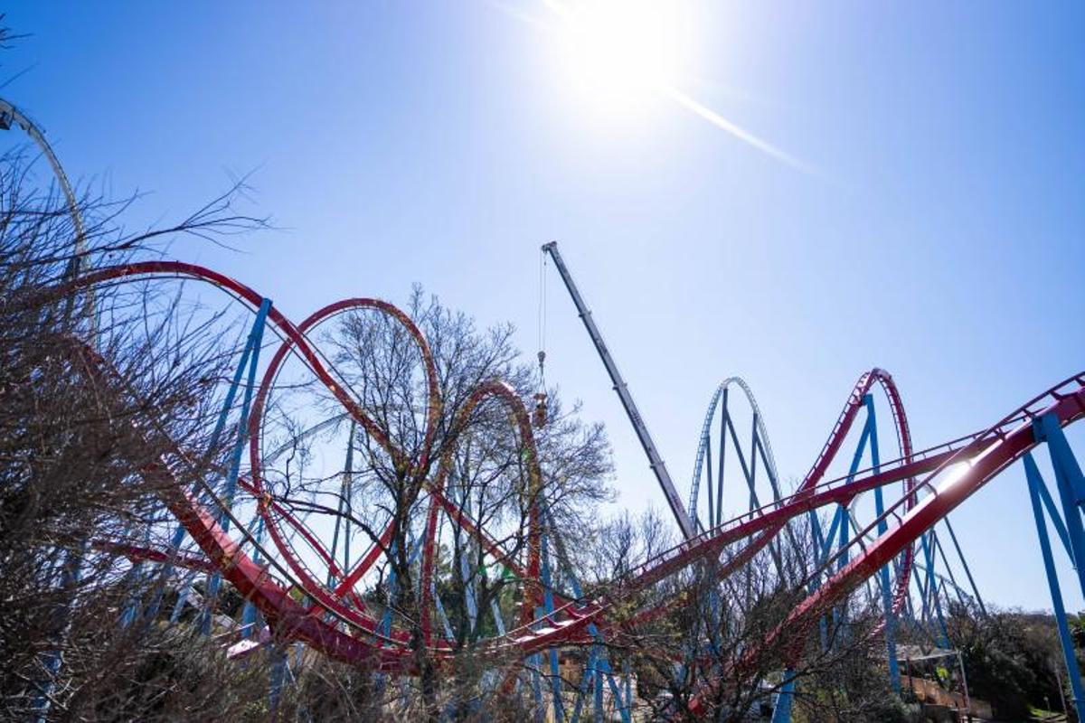 Tareas de mantenimiento en la atracción Dragon Khan de PortAventura, poco antes de ser reabierta al público el pasado marzo.