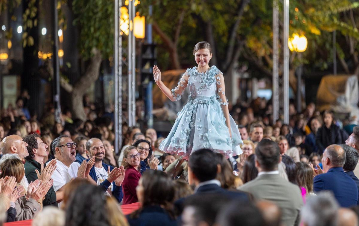 La Bellea del Foc infantil, Valentina Tárraga, durante su paso por la pasarela de la Rambla.