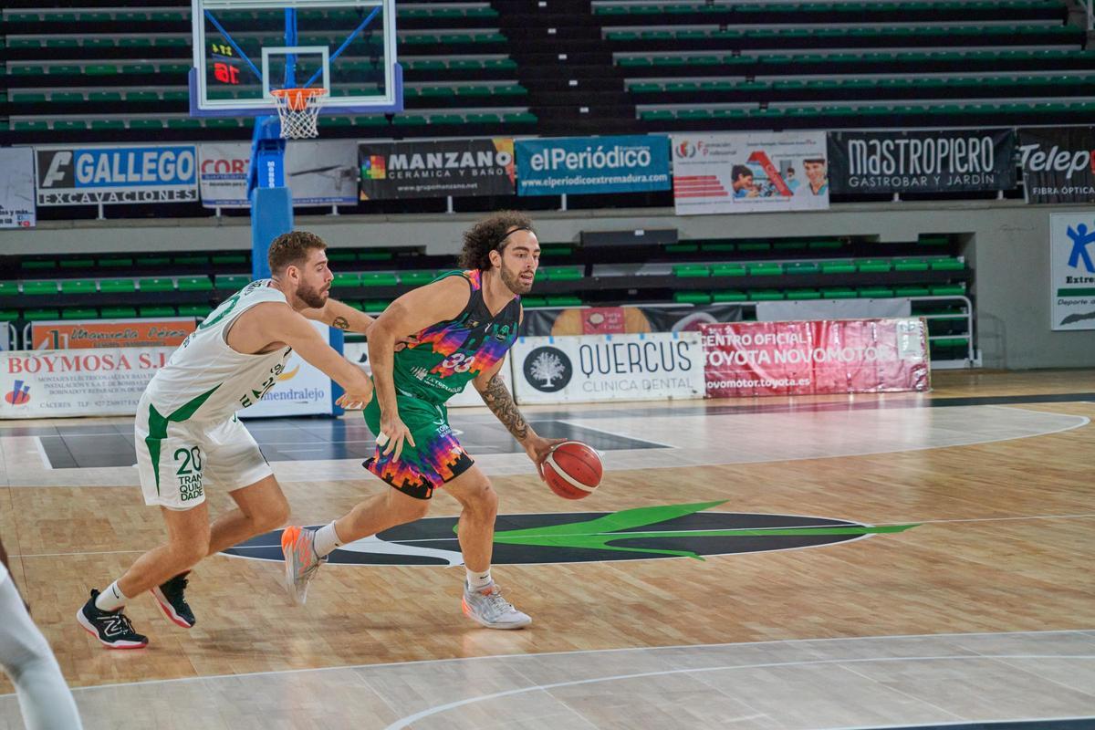 Juanjo Santana, con el balón durante el segundo partido ante el Sporting Clube de Portugal.