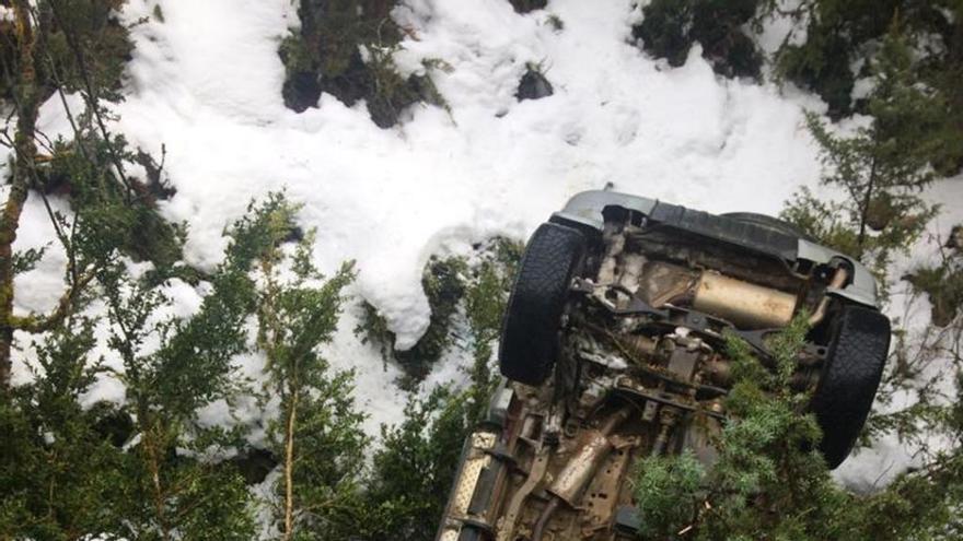 Un cotxe cau per un desnivell de 150 metres a Bellver i la conductora se salva