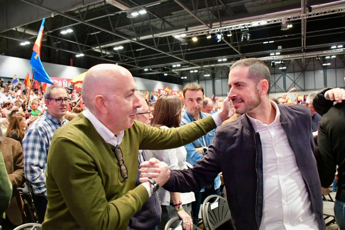 Carlos Fernández Bielsa y Alejandro Soler se saludan en el acto del PSOE este domingo en Madrid.