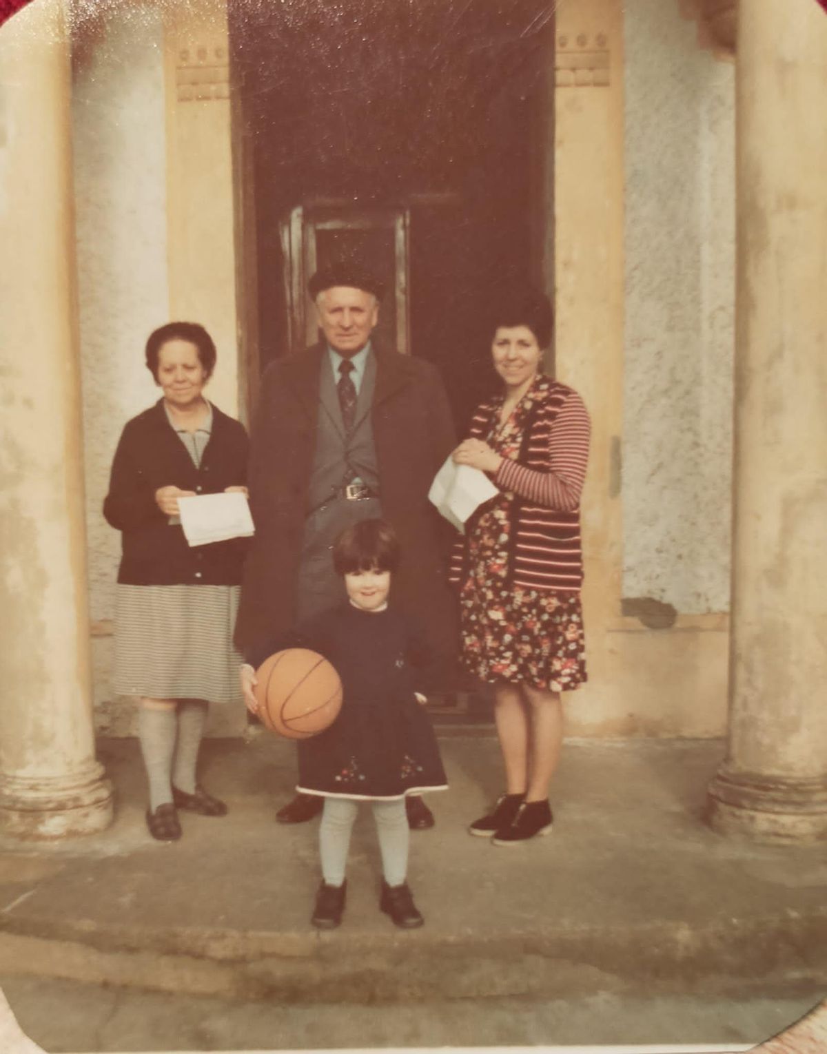 Adela Fernández Meyer, Edelmiro González Martínez, Ketty González Fernández y la pequeña Nieves Vives González,  en una imagen de la familia de una de las estancias del indiano en Ables.