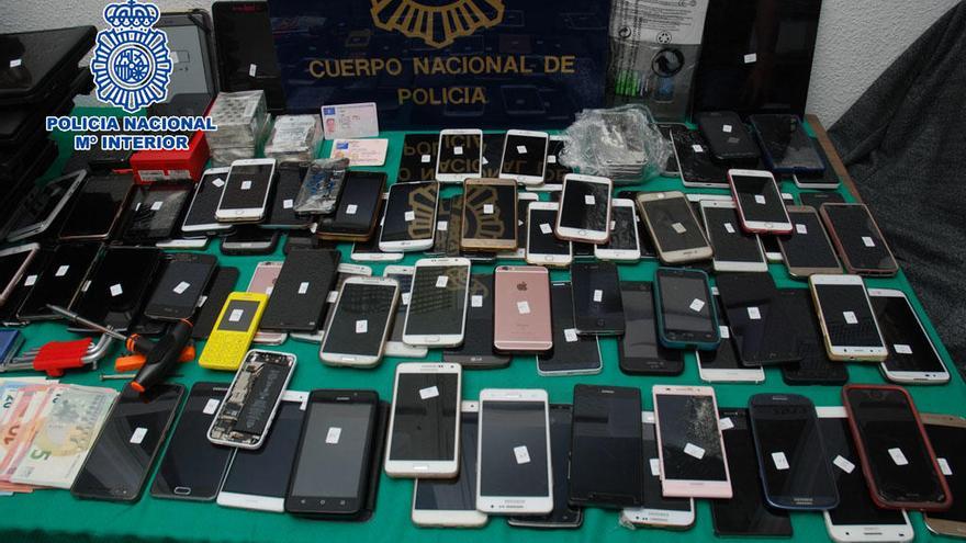 Teléfonos móviles intervenidos en la operación de la Policía Nacional.