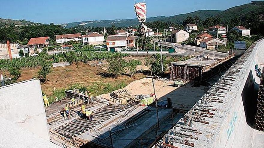 Lugar en el que se ejecutan las obras de enlace y que dividen al pueblo de Santa Cruz de Arrabaldo, en el Concello de Ourense.