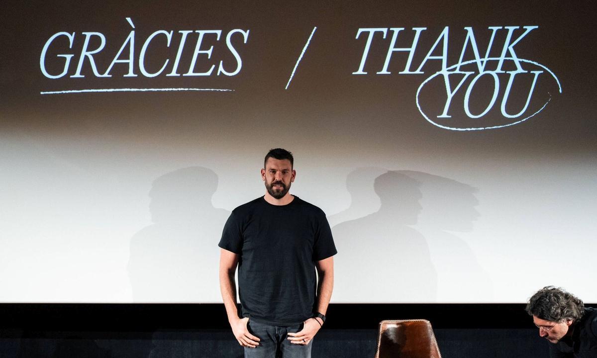 Marc Gasol divulgó este martes un corto y entretenido vídeo que arrastraba un interrogante: y ahora, ¿qué? Con la rueda de prensa convocada para este miércoles en el cine Texas de Barcelona buscó responder a la cuestión. No hacía falta acreditarse como experto en baloncesto, ni indagar en fuentes, para entender que se trataba de la puesta en escena de su retirada como jugador, postergada unos cuantos meses.