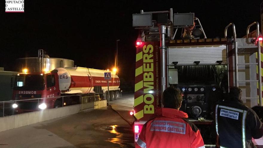 Bomberos sofocan desde anoche un incendio en la planta de reciclaje de Cervera