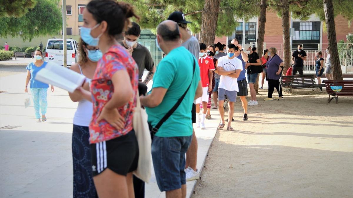 Colas en el primer día de PCR voluntarias en L'Hospitalet de Llobregat.