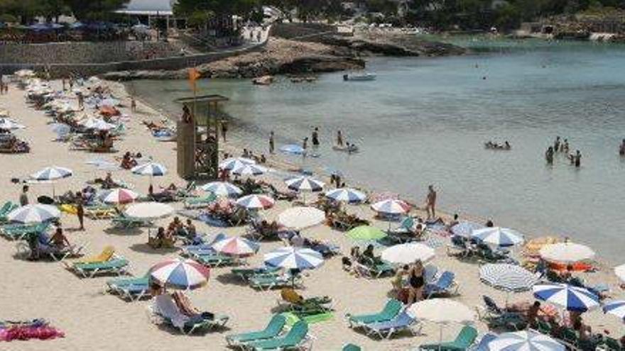 La playa de Portinatx y algunos edificios de viviendas del entorno.