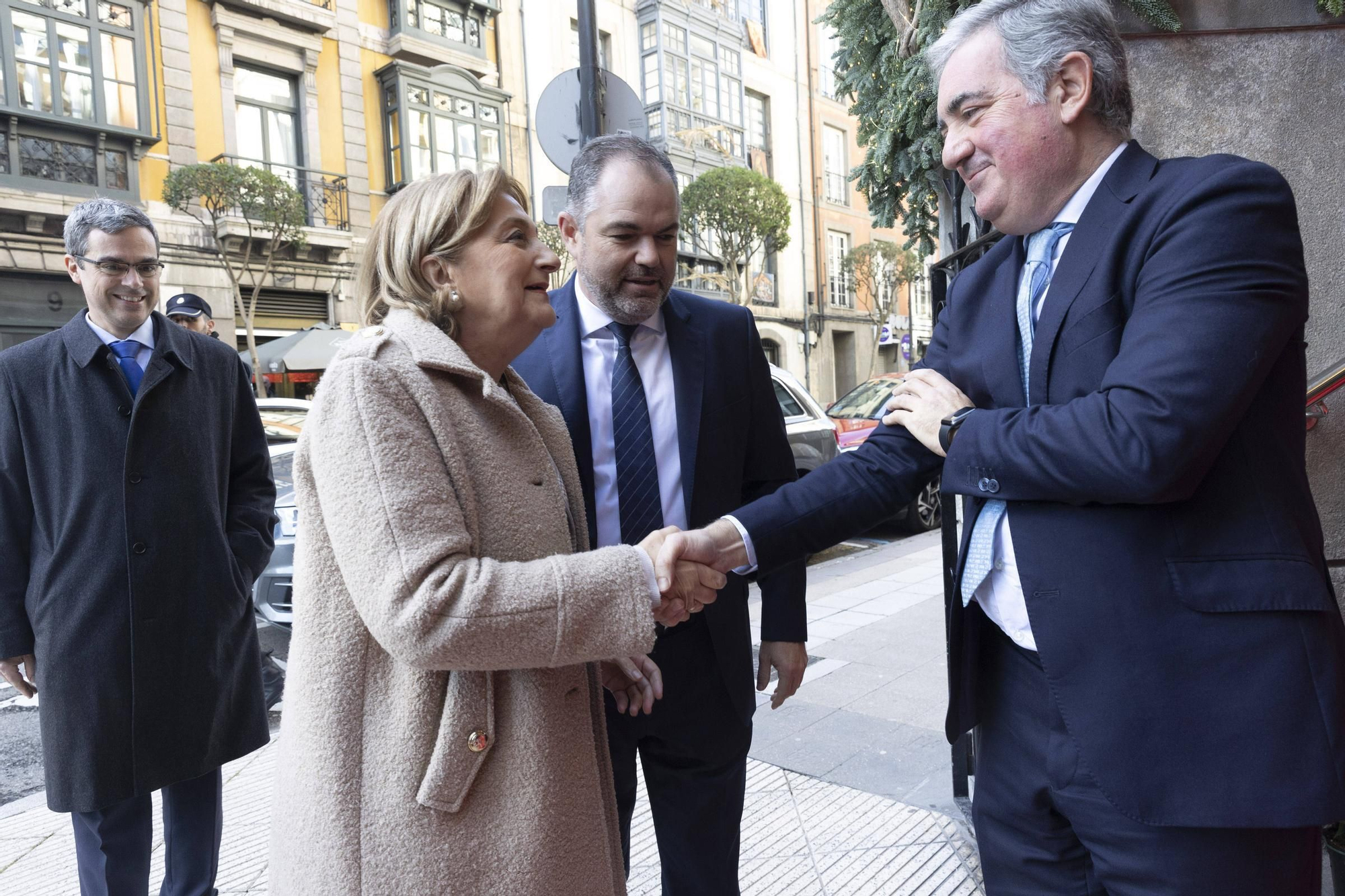 En imágenes: Obdulia Fernández recoge la Medalla de Oro de la Cámara de Oviedo