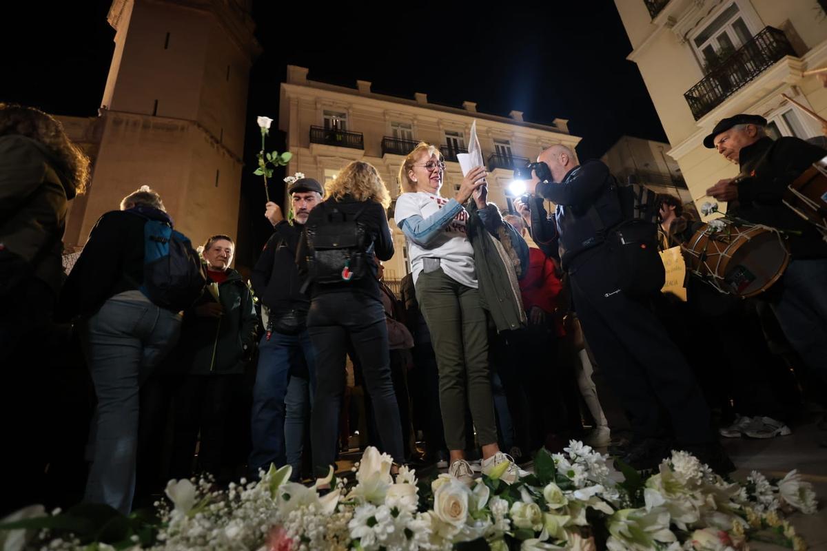 Decenas de valencianos se concentran frente a las Corts para pedir el enjuiciamiento de Mazón por su gestión de la dana