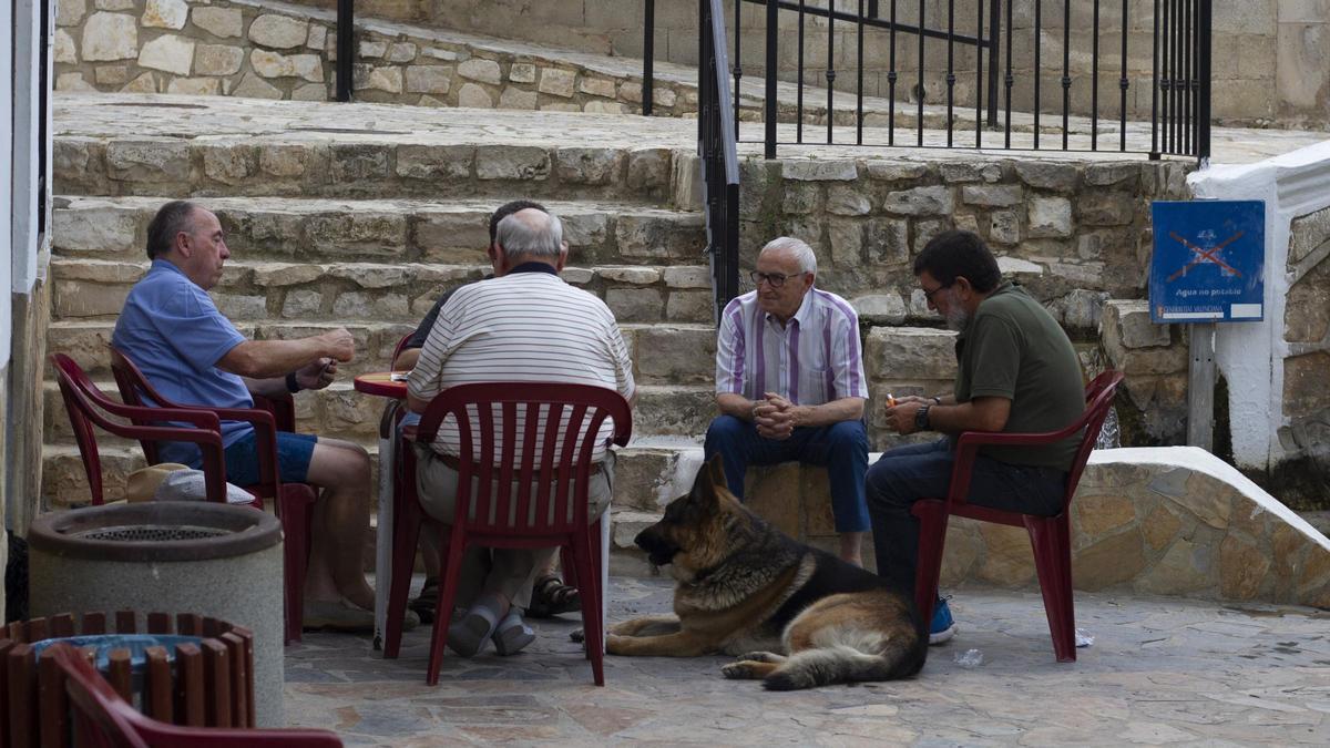 Un grupo de gente en un municipio de la Canal de Navarrés