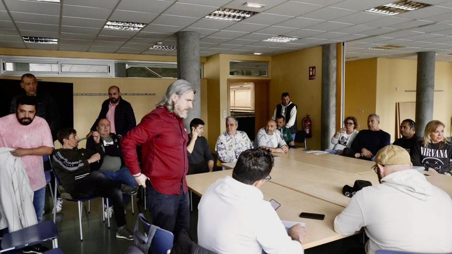 Participantes en el encuentro entre sindicalistas de Emulsa, Emtusa y la EMA, ayer, en una sala del centro municipal integrado Gijón Sur. | MARCOS LEÓN