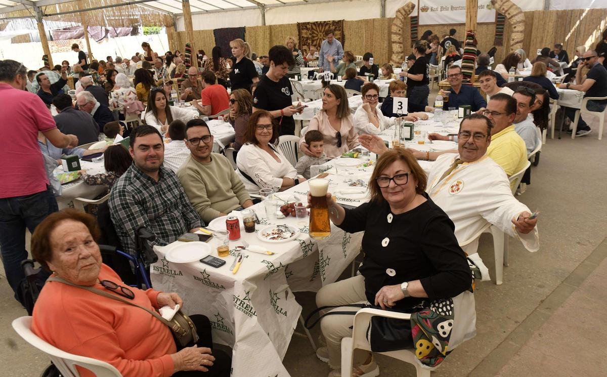 Un grupo de personas come en una mesa de una barraca el pasado domingo.