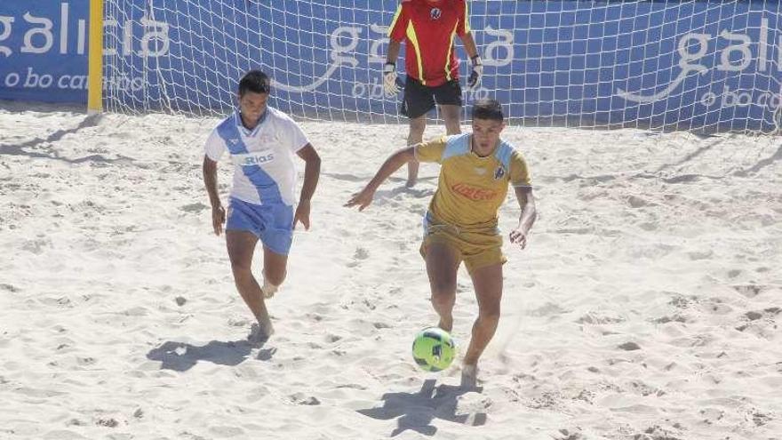 Dos jugadores luchan por el balón en Sanxenxo. // Santos Álvarez