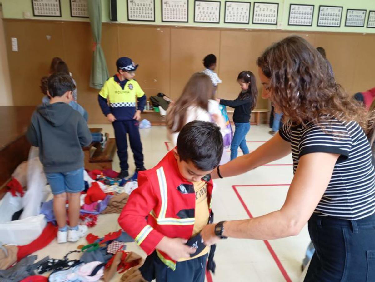 Dellos escolinos de la clas de 3u B, colos sombreros del «Sombrereru llocu» y, abaxo, una amuesa de «sombreros llocos» a la entrada del cole.