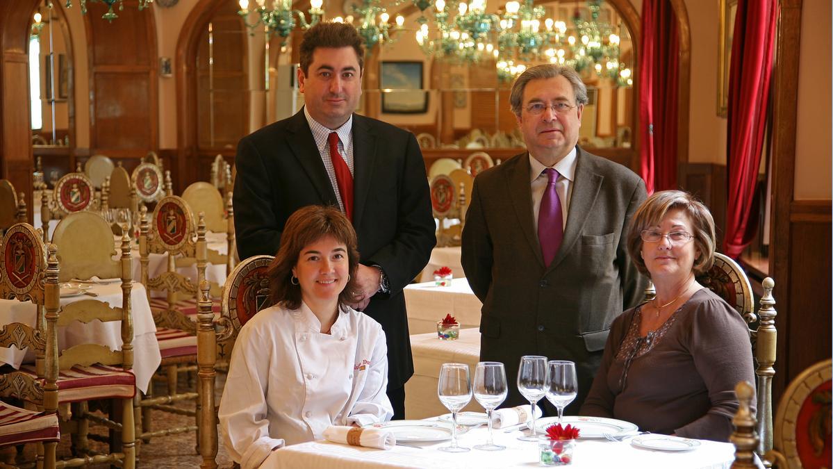 Lluís Duran i Joaquima Juanola amb els seus fills, Ramon i Lluïsa, en el menjador de l'Hotel.