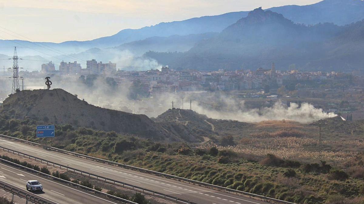 Nube de humo originada por las quemas agrícolas en Cieza, en una imagen de archivo.