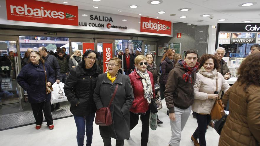 Primer día de rebajas en enero en València.