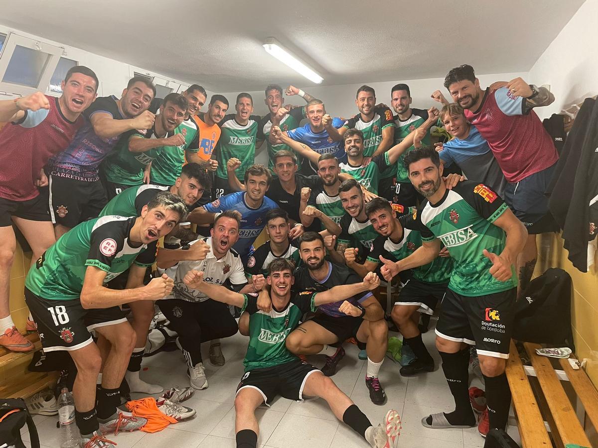 Los jugadores del Atlético Espeleño celebran la victoria en casa.