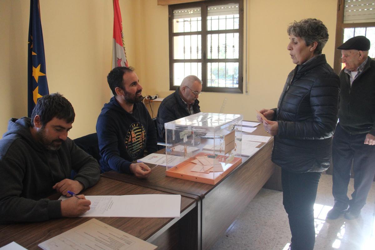 GALERÍA | Los vecinos de Sanabria acuden a la cita con las urnas
