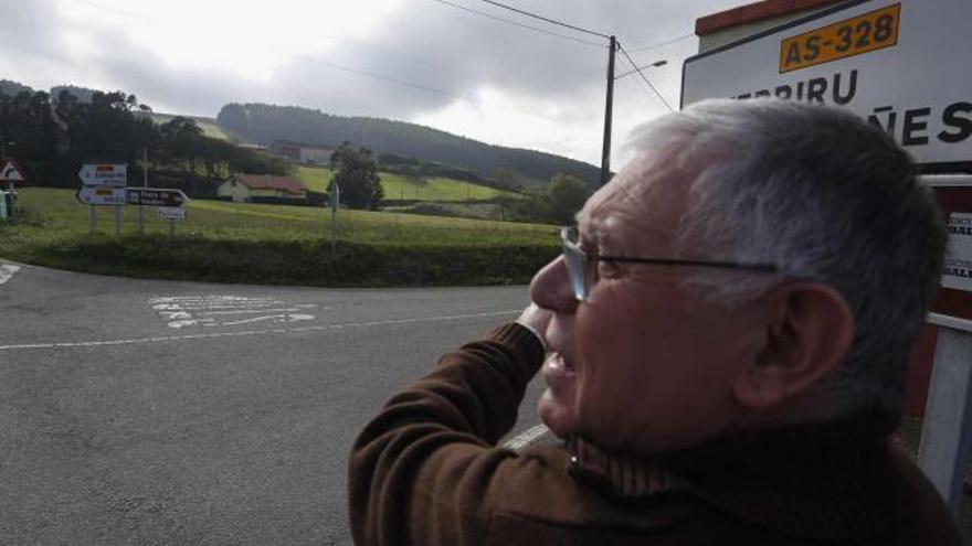 Dámaso García señala los terrenos donde se prevé instalar el campo de golf de Verdicio, al fondo de la imagen.