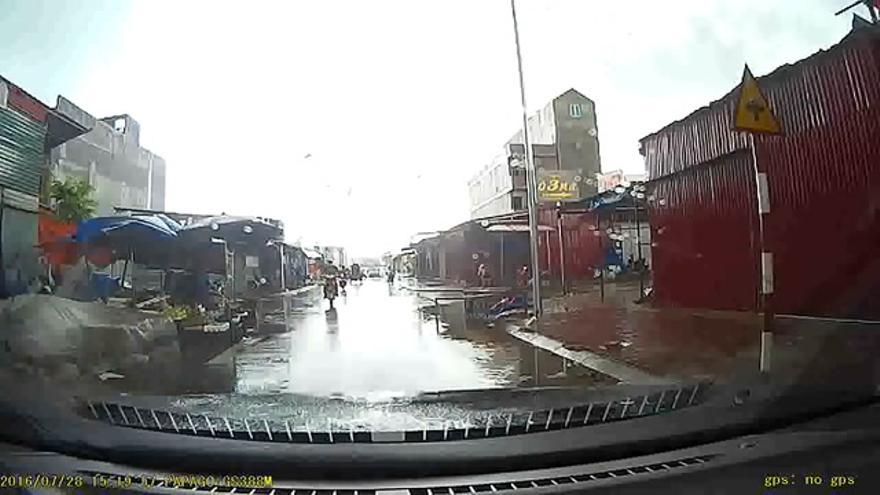 Una cámara instalada en un coche capta un tornado en Bac Ninh, al norte de Vietnam